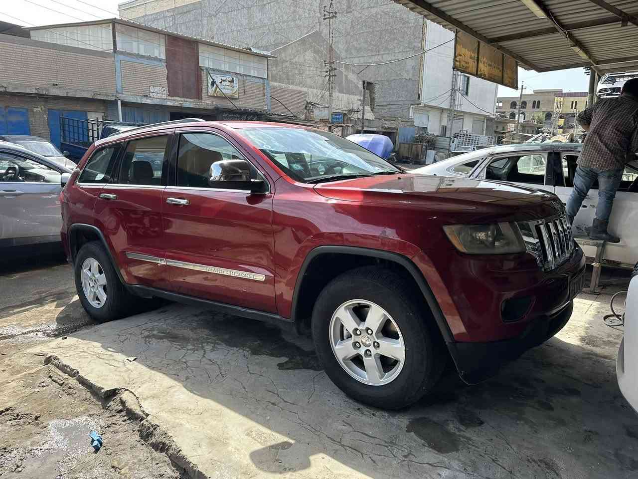 جيب لاريدو 2012 وارد امريكي حادثه صبغ ربع باب السايق فقط
بيه بارد ع كد شبر بالجاملغ الخلفي الباقي كفاله عامه باسمي السياره تخم تاير صدر جديد كير مكينه شرط الفحص و السونار  تبريد ثلاجه السياره مابيهه اي نقص سعرهه ١٦٥ وبيهه مجال 
مكاني شارع فلسطين ساحه بيروت 
 ***********
***********
