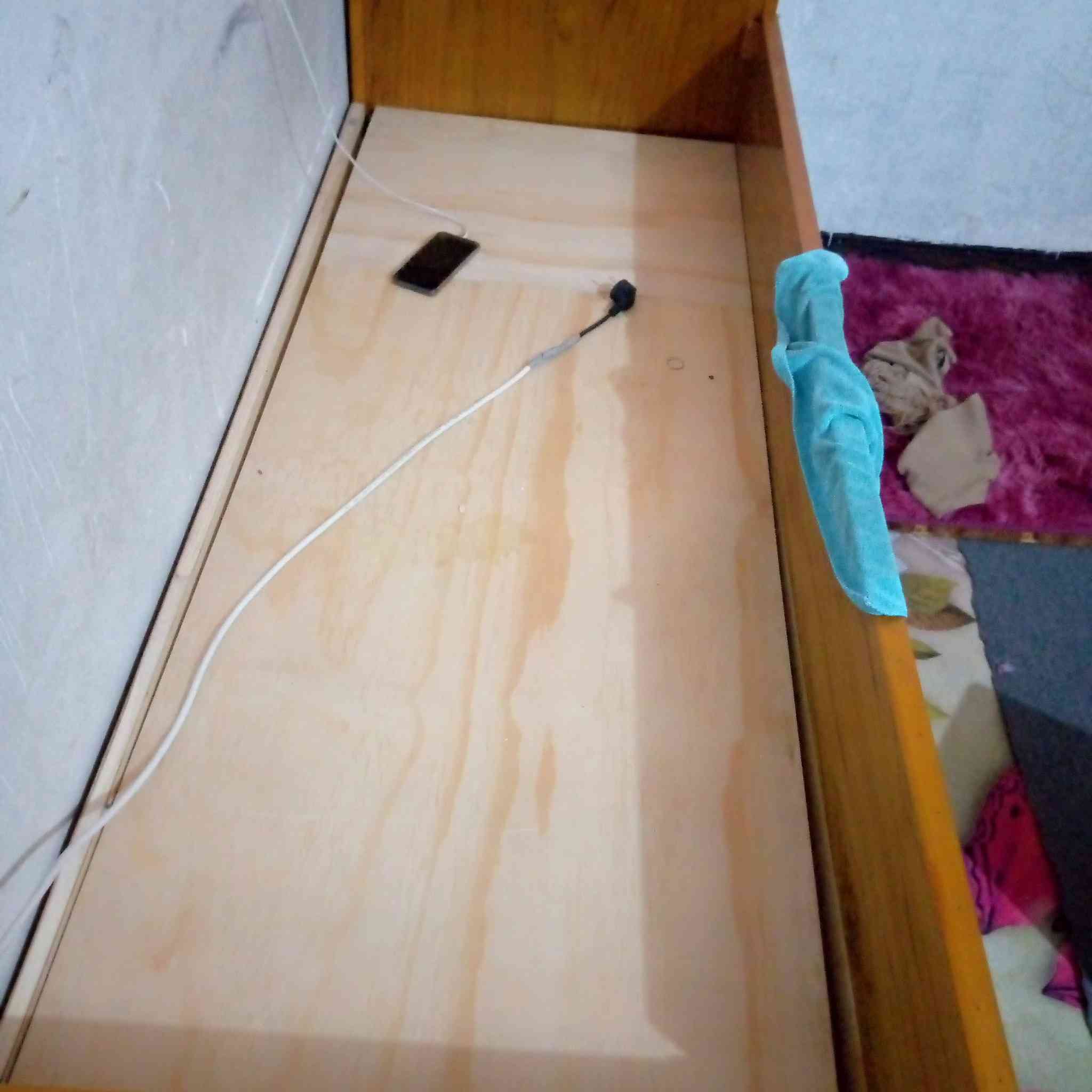 تخت للبيع حيل نضيف وجديد فصال السعر ١٥٠وبي مجال *********** استفسار ع رقم
