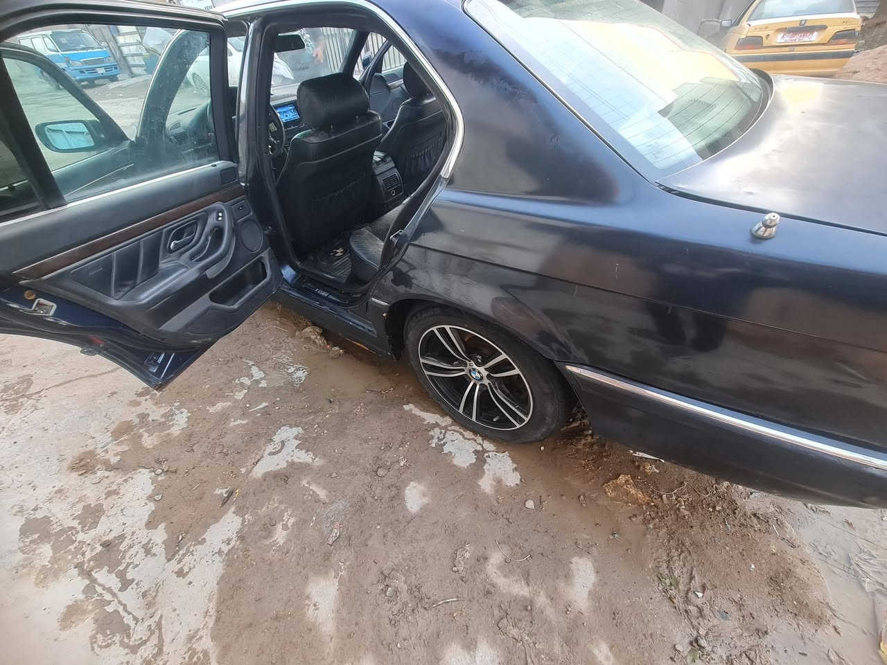 سلام عليكم 
بي ام دبليو 740  
موديل 98
 8سنلدر 
مكينة وكيرخير من الله شعلة ومعدل
مشروع وطني ..حساسات شغالا 
كهربائيات شغالات
نضافة الكشر 75%
صدر أمامي خلفي جديد 
اشاير . عالي ناصي كلة شغال 
تتايرات جدد
دهن اول بأول 
سيارة كلش حلوة تجي وشوف بعينك 
ولشراي يشلع عيوني السعر 53وبيها مجال 
مكاني بغداد قرب علوة الرشيد ***********........***********
متواجد بكل وقت
