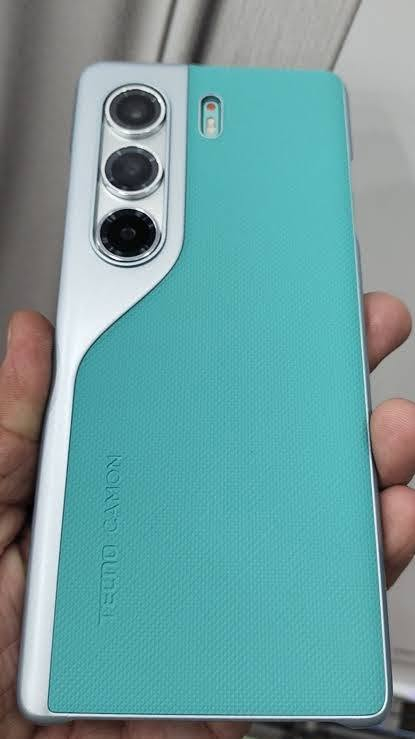 No📱TECNO CAMON 40 pro 5G📱
مستخدم لوك 
الشاشة
6.78 بوصة - 144 هرتز - AMOLED
الذاكرة
256 
الرام 8+ رام 8
الكاميرا
50 + 8 ميجابكسل
المعالج
Mediatek Dimensity 7300
البطارية والشحن السريع
5200 مللي أمبير - 45 واط
سعر350 الف
تواصل ***********
