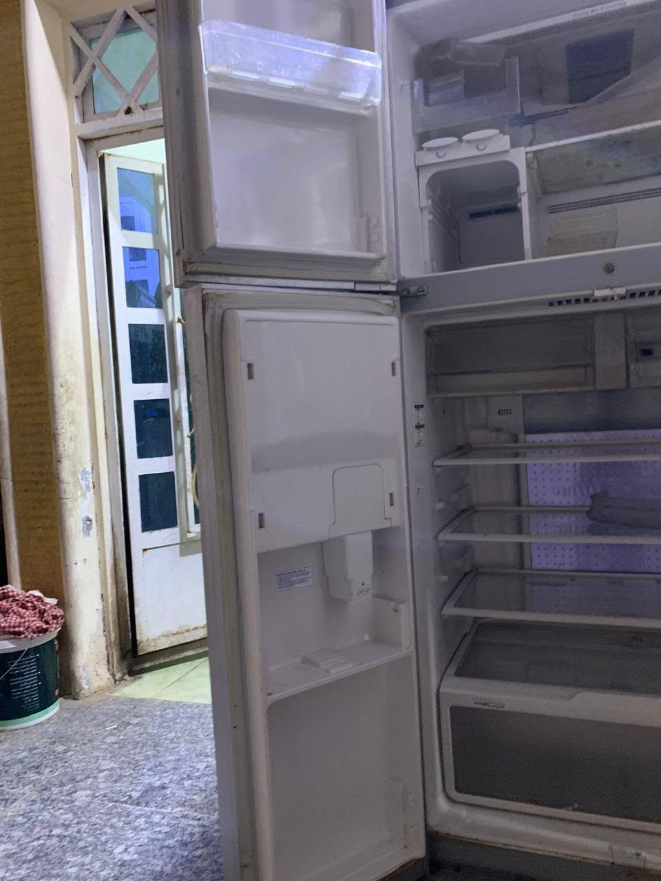 ثلاجه ٤بيبان للبيع سعرها 300 مكانها ناصريه بيها ضعف بل تبريد//***********

