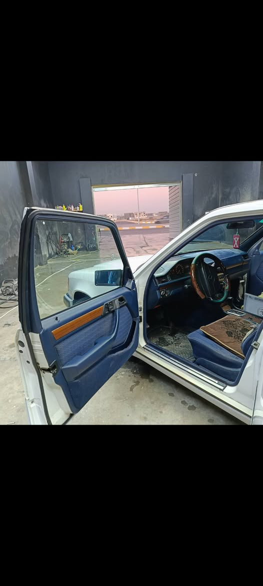 اللهم صلي على سيدنا محمد 
بسم الله الرحمن الرحيم 
للبيع او مراوس مارسدس دب 300بلادي 
موديل 1992دبل ارباك 
السياره بدون صبغ فقط بارد وهلال جاملغ خلفي 
كشنات مخمل +كهرباء+خزن 
سلايد كهرباء شغال %
جام 4كهرباء
مري كهرباء
تجاوي قلاب 
شاشه سلايد مسجل ويستم صوت 
منضومه وقود كامله جديده 
صدر امامي وخلفي جديد 
تخم تاير جديد 
تبريد+تدفئه شغاله
منضومه زنون شرط لايت نهار 
أي بي اس مال شبح 
قواعد دبلاد بلادي 
رقم انبار بسمي 
هاتف ***********
مكان السياره الانبار /عامريه الفلوجه
سعر 110ورقه وبيه مجال  
الي يشوفه غاليه اخواني يصلي على النبي
