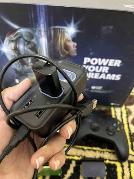 للبيع بلي  ( xbox series x ) نضافة ٩٠٪؜ اخو الجديد كامل ملحقاتة من كيبلات وكراتين كله نضيف اخو الجديد
جوستكات عدد (٢) اصليات لون (اسود)
بطاريات عدد (٢) اصليات
ذاكره واحد تيرا ( 1tb)
اشتراك كيم باس (شهرين )مع هدية كفرات مال جوستك عدد (٢)  مستعجل اول واحد ابيع السعر ٥٥٠ نهايتة واتساب ( ***********)
