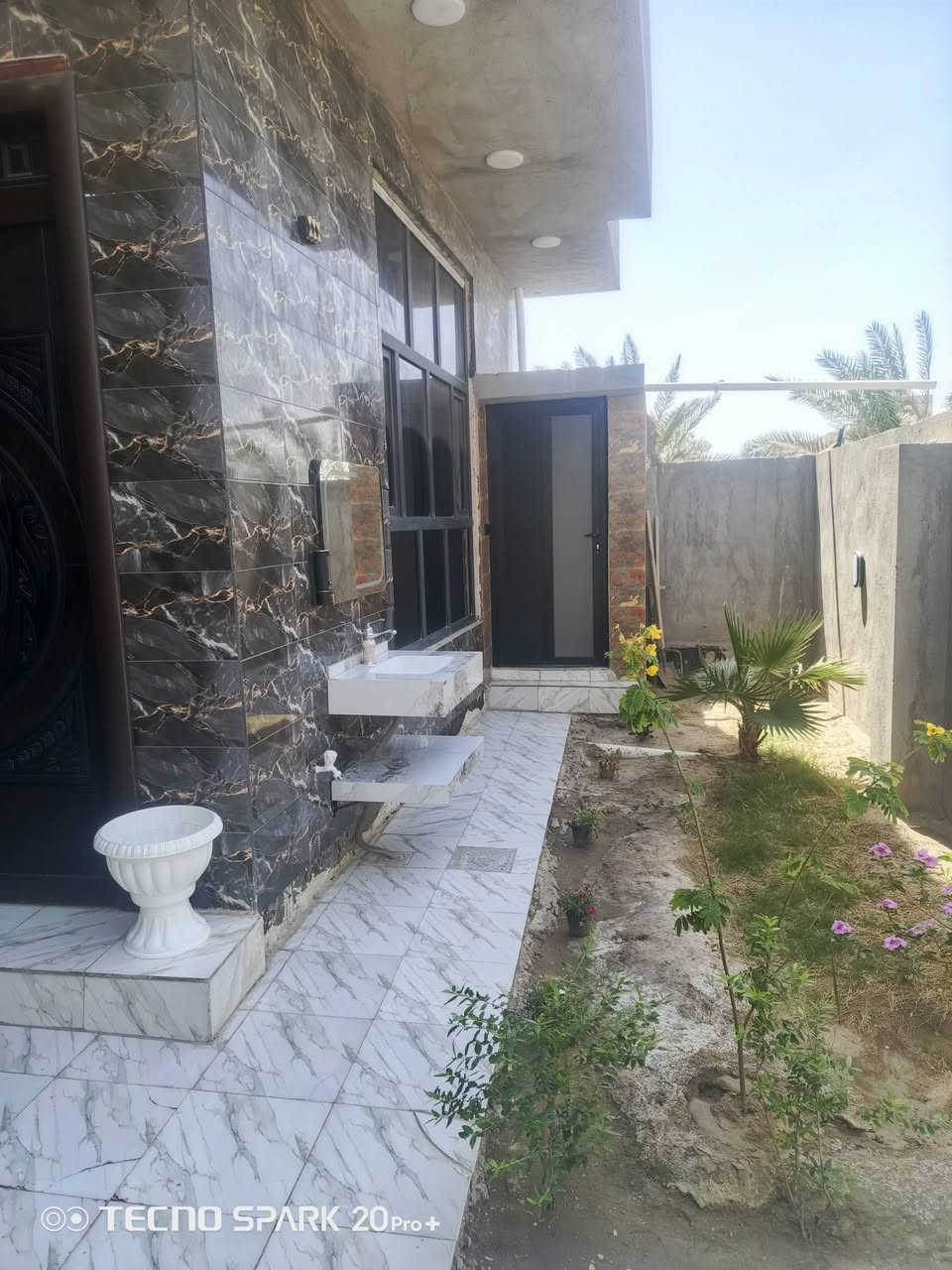 سلام عليكم
دار للبيع 
طابو زراعي سند 25 بسمي  
مساحه 200 متر مربع 
واجه 10 نزال20
الطابق الاول 
+كراج سياره +حديقه +مطبخ + ستقبال+هوال +مجمع صحيات داخليه خارجيه +غرفين نوم +مناور عدد 2
الطابق الثاني 
غرفين نوم + هوال+مجمع صحيات
 
موقع الدار 
حله ورديه خارج شارع 30 قرب مستشفى الكفيل 
يبعد عن الشارع العام 50 متر فقط 
الاستفسار الاتصال ع لارقام 
***********
***********
