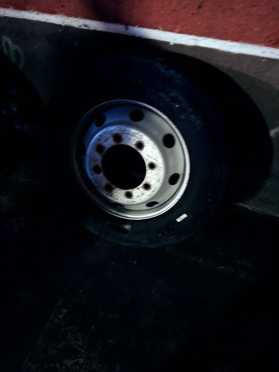 سلام عليكم
وياله مع تايرات عدد ٧ مال اتيكو 
حجم ٢٢ ونص مكاني بغداد جسر ديالى 
***********
