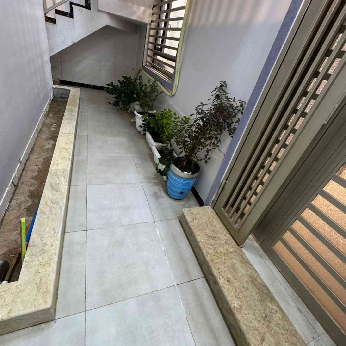 🏡✨ دار طابقين للبيع مع الأثاث – فرصة مميزة للسكن والاستثمار ✨🏡
📍 الموقع: البراضعية – إفراز أبو ياسر – الشارع الأول
📐 المساحة: 200 متر مربع
📏 الواجهة: 12.5 متر
📄 الطابو: ملك صرف
🔹 تفاصيل العقار: 🛏️ 4 غرف نوم 🛋️ صالة واسعة 🏠 استقبال أنيق 🚿 4 مجاميع صحية 🧺 لوندري 🍳 مطبخان (عدد 2)
⭐ مميزات إضافية: ✔️ الدار مؤثث بالكامل ✔️ درج خارجي مستقل ✔️ إمكانية فصل الطابق الثاني وتحويله إلى مشتمل مستقل ✔️ موقع مناسب للسكن العائلي أو للاستثمار وتحقيق مردود إيجاري
💰 السعر: 500 مليون دينار
📞 للاستفسار والمعاينة: *********** ***********
🔹 تبارك العقارية 🔹 نرافقك بخبرة وثقة لاختيار العقار المناسب، ونوفر أفضل الفرص العقارية في البصرة بأسعار مميزة.
