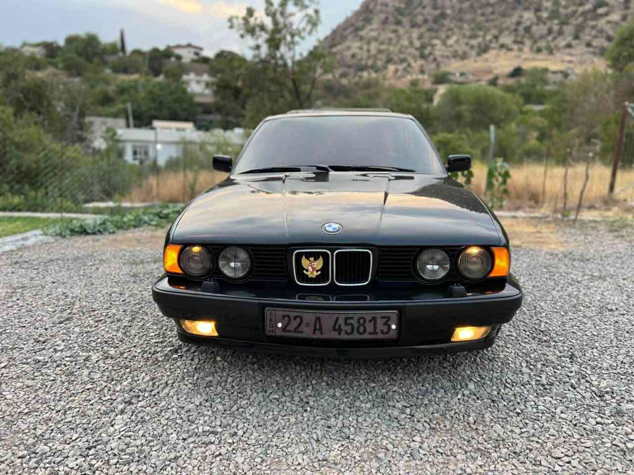 بەناوی خوای گەورە سڵاو رێزمان هەیە 
BMW 525 1992
سەیارەکە ماشەڵای دەوێت زۆر جوان و خاوینە عامە بۆ جوانی سلایتە چوارجام کارەبای تۆماتیک دەعمی نیە بۆنیتی لەوارەکەی سەر لایتی لیدرانی هەیە کەمیکە رەقەم هەزەی نوێیە بەشەرتی بەناو کردنە تەبرید ساردو گەرمە بەشەرتی خرامە سەیارەکە ماشەڵای دەوێ زۆر جوانە ٧٠وەرەقەو مەعامەلەیەکی برایانە ئەوەش رەقەمی خاوەنەکەی *********** شقلاوة, أربيل
