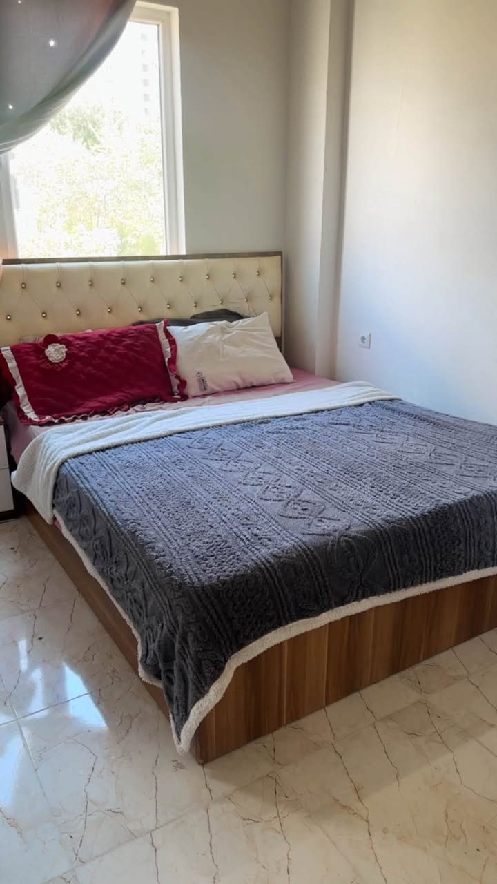 السلام عليكم بنات ؏ــندي . هاي الغرفه للبيع بسعر 350 نضيفه كولش + دوشك الجربايه وياها


**إذا كنت صاحب هذا الإعلان وتريد حذفه لأي سبب، رجاءا أرسل رسالة إلى الدعم الفني**