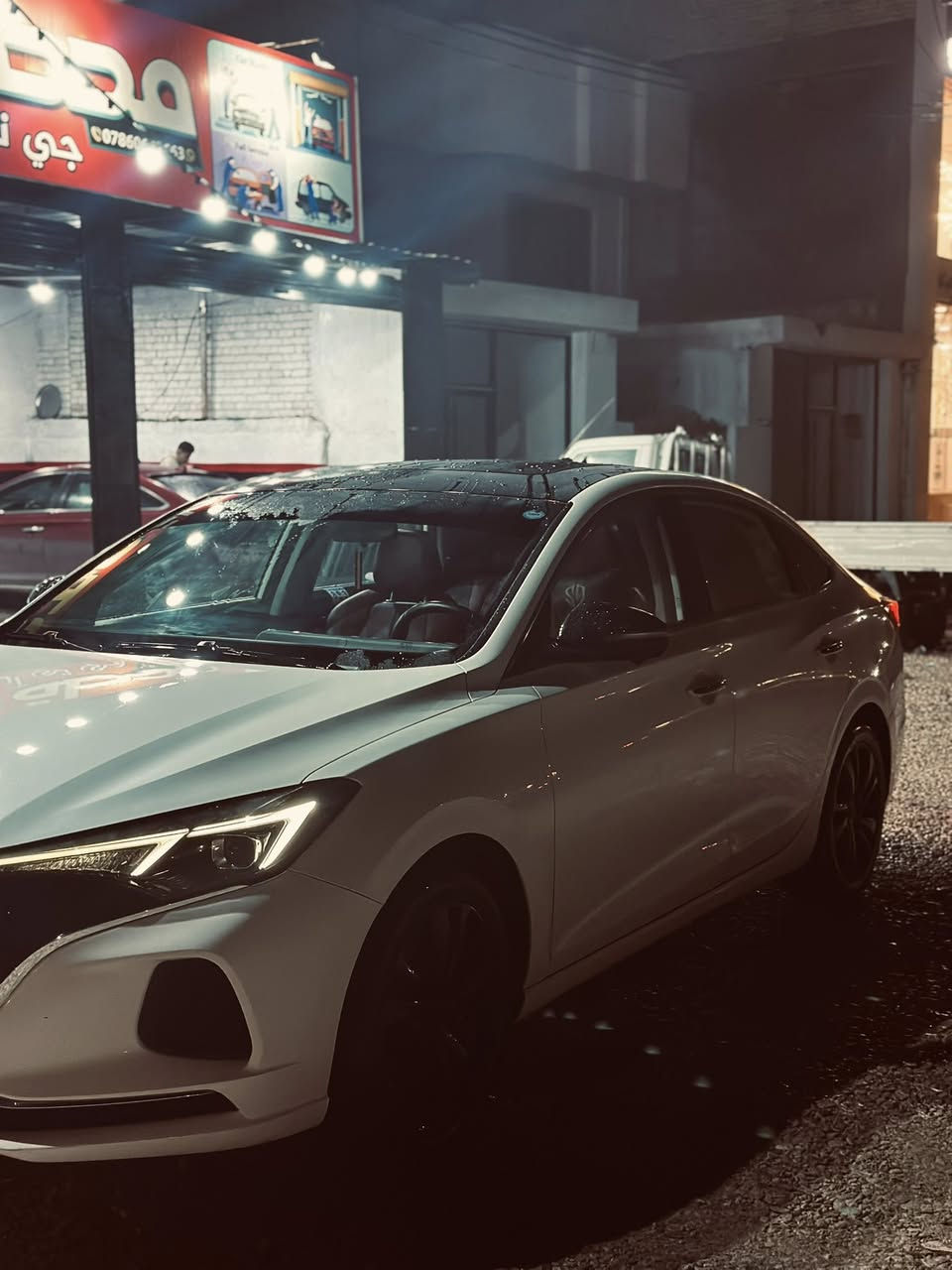 السلام علیکم ورحمة الله
شانجان إيدو بلص للبيع  

موديل : 2021_ ماشیه 89 Km

الفئة: فل كامل / Limited (أعلى فئة)

اللون الخارجي: أبيض
فئة النقل: سيدان 4 أبواب
عدد المقاعد: 5
نوع الدفع: أمامي (Front-Wheel Drive)  ￼

نوع المحرك: 4 سلندر

سعة المحرك: 1.4 لتر تيربو يستقبل بنزين عادي

عزم الدوران: ~260 نيوتن·م

-بانوراما 
-دخول وتشغيل ذكي 
-بصمه تشغيل أبواب و صندوق 
ـ کشنات جلد أحمر
-تبرید کشناتـ رادار أمامي خلفي 
-کامرا 360
-تبرید قطعتین 
ـ هند بريك بصمه 
-إضاءة LED أمامية وخلفية حديثة  ￼
ـ شاشه دجتل
-مري شفط كهرباء 
-مجهزة أنظمة أمان متقدمة (كاميرات + مكابح ذكية + مثبت سرعة)
- نظام رفع النافذه والبنوراما بضغطه زر التقفيل 

دعم Apple CarPlay و Android Auto

✔️ نظام مانع انغلاق المكابح ABS + توزيع الكبح EBD  ￼
✔️ نظام التحكم في الثبات الإلكتروني ESC  ￼
✔️ نظام مراقبة ضغط الإطارات TPMS  ￼
✔️ نظام كبح الطوارئ AEB  ￼
✔️ تحذير من الاصطدام الأمامي FCW  ￼

سياره بعدها بل ضمان كير مكينه مكفولات 

كفالة عامه من التبديل والصبغ والبارد والحالوب  بيها فقط طخه زغيره بطرف الباب مملعوب بيها

السياره حره بأسمي تريد مداور او وكالة ثاني يوم

السعر : 127$ وبيها مجال 

الاتصال:***********
مكان السيارة: النجف الاشرف
