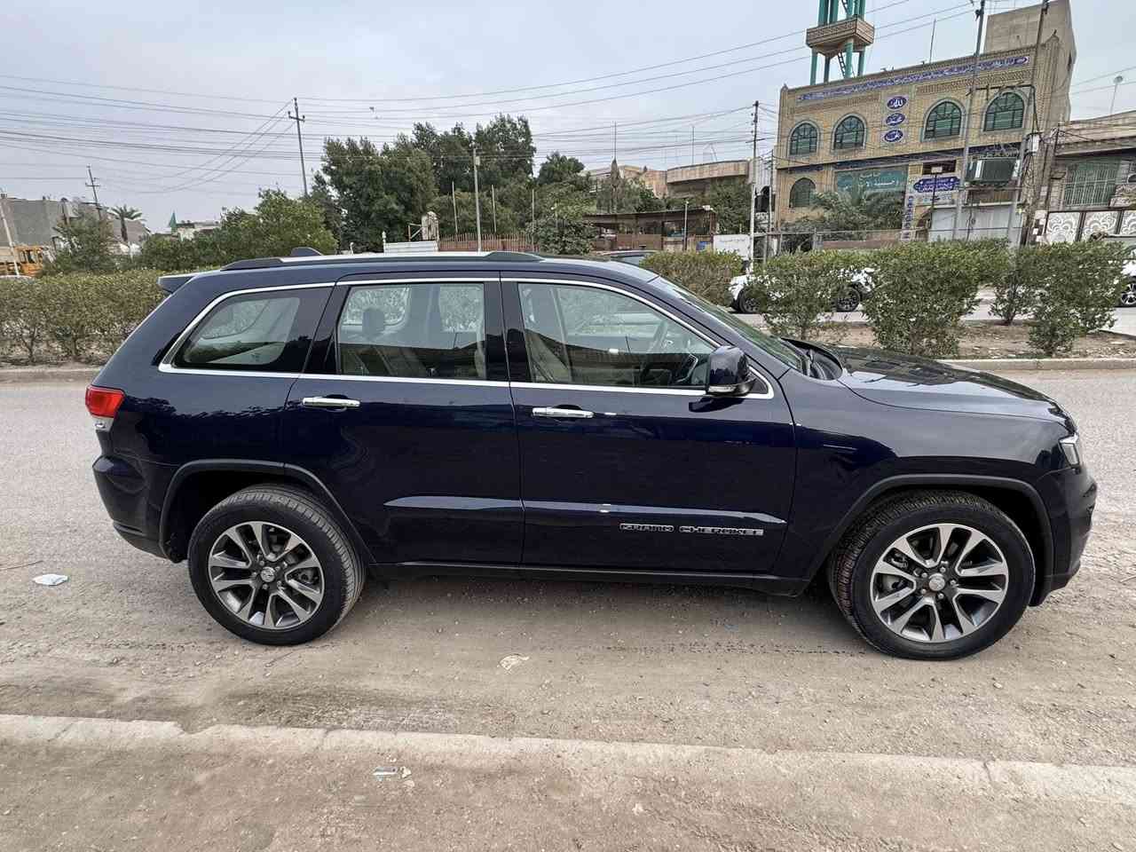 جيب  لمتد موديل ٢٠١٨ 
(خليجي وكالة مكفوله من صبغ وزلغ كفاله عامه  هزه جديده ورقم جديد )  فول مواصفات  سونار بل منشور. بسمي سياره رقم حلو  سبير ما نازل 
المحرك : 3600  سته ماشية    (55 ) .
‏ 
—————————
* نقطة عمياء .
* دفع رباعي 4x4 . 
* فرش المقاعد من الجلد .
*المقاعد تدفئة تبريد . 
* المقاعد الأمامية كهربائية .
* ذاكرة لحفظ وضعيات الجلوس . 
* المقاعد الأمامية مع تدفئة . 
* صف المقاعد الخلفية مع تدفئة . 
* ويل قياس 20 .
* مقود السائق كهربائي . 
* تدفئة ستيرن . 
* سقف بانوراما 
* نظام الملاحة (GPS) . 
* نظام خاص للطرق الوعرة . 
* مصابيح امامية زنون . 
* المصابيح الأمامية مع LED لايت . 
* كشافات الضباب زنون . 
* تشغيل عن بعد .
* صندوق كهربائي .
*  حساسات أمامية . 
*  حساسات خلفية .
* كاميرا خلفية .
* مرايا بخاصية التعتيم الذاتي . 
* مرايا جانبية قابلة للطي كهربائيا . 
* بلوتوث تلفون . 
* محدد سرعة . 
* نظام تشغيل واطفاء اوتماتيكي للمحرك للتوفير من صرف الوقود ..

🟩 السعر  _٢٦٥  $ عنوان بغداد . 

الاتصال.   ‭***********
