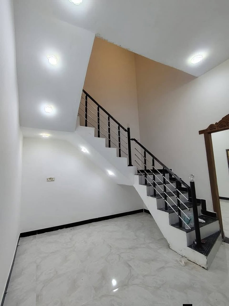 أسعد ألله أوقاتكم بكل خير 🏢
اللاستفسار📲***********

دار سكن للبيع بقمت روعه 🏭
 المساحة 120 م
ركن على شارعين
بناء حديث شقل درجه أولى👍
على شارع 10م 
كافت لخدمات متوفره 

محتويات البيت ⬇️
1- 
2- دوانيه
3- صاله
4- مطبخ
5- غرف منام عدد 2 
6- صحيات خارجي وداخلي

نوع العقار طابو زراعي
بأسم عراقي سند 25
الموقع راقي ⚡
البصره أبي الخصيب العوجه 
شارع الوصطي مقابيل مستشفى صيني 
كل هاذ جمال وترتيب
بسعر 65 وبي مجال لشراي
اللاستفسار 📲 ***********
