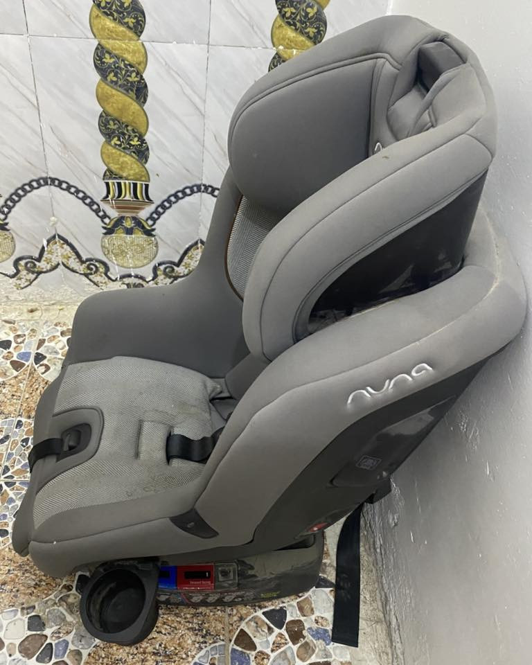 سلام عليكم كرسي للبيع جديد مامستخدم فقط متروك عليه تراب قيم بما يرضي الله واخذ ***********
