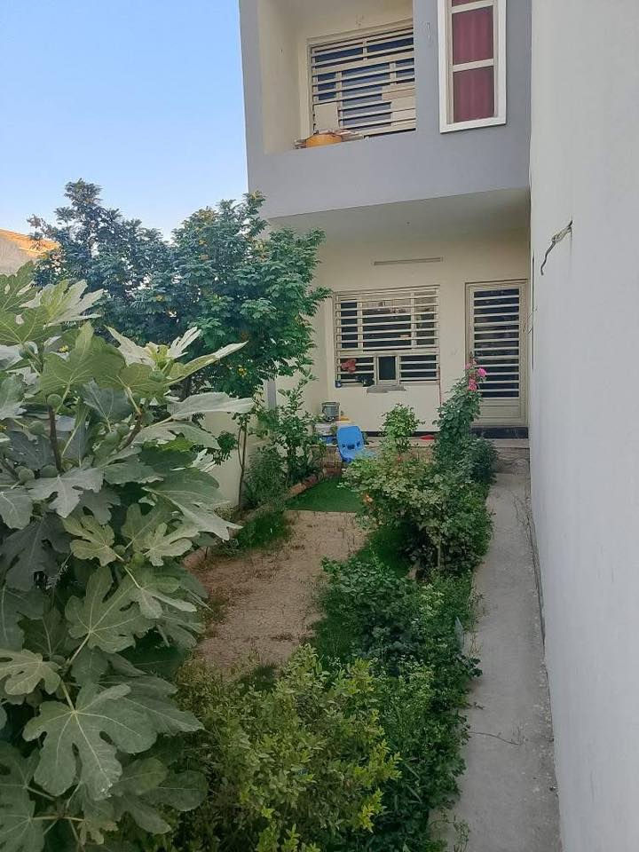 الدار للبيع المساحه 150 متر النزال 20 واجهه 7ونص على شارع 12 تبليط يحتوي على 5 غرف نوم+استقبال خارجي+ حديقه+ خدمات داخلي وخارجي + كراج 2  في المكاسب  حي النصر الاولى رقم الهاتف ***********
