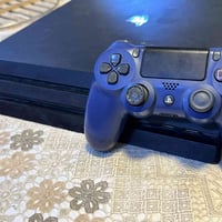 للبيع PS4 Pro بحالة ممتازة جداً ونظيف ✨ السعة: (1TB) وياه يد أصلية + ك...