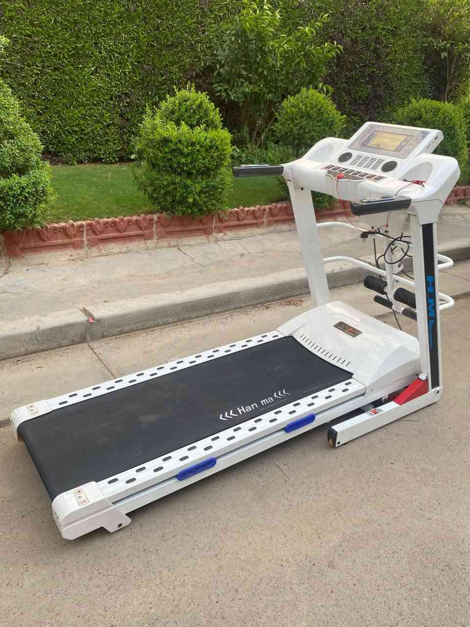 جهاز جري نضيف اخو جديد 
يتحمل وزان 190كيلو جهاز ضخم
نضام جبلي دبل مطور جهاز غني عن تعريف
عنوان بغداد جسر ديالى قديم توصيل موجود 
الاستفسار خاص او***********
