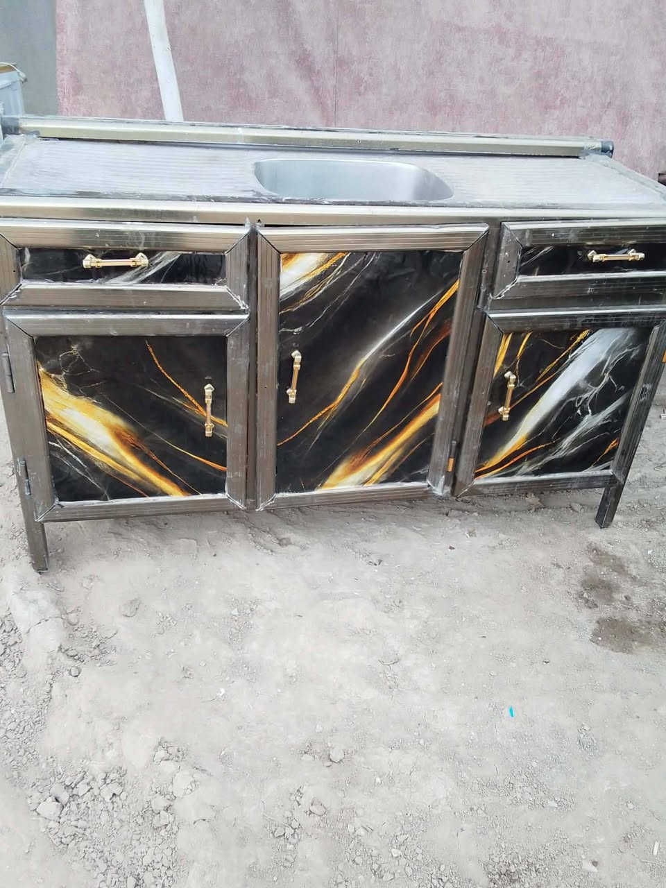 من رخصة الادمن
كاونتر ثلاث قطع السعر 125الف
مجمده شغاله 115الف
طباخ عشتار 90الف
غساله شغاله على الفحص 60الف
جرباية ودوشكه السعر60الف 
دواشك جددسفنج نفر سعر الواحد 25الف
كاونتر سنك تسكام 60الف
حله شارع 60
***********
***********
