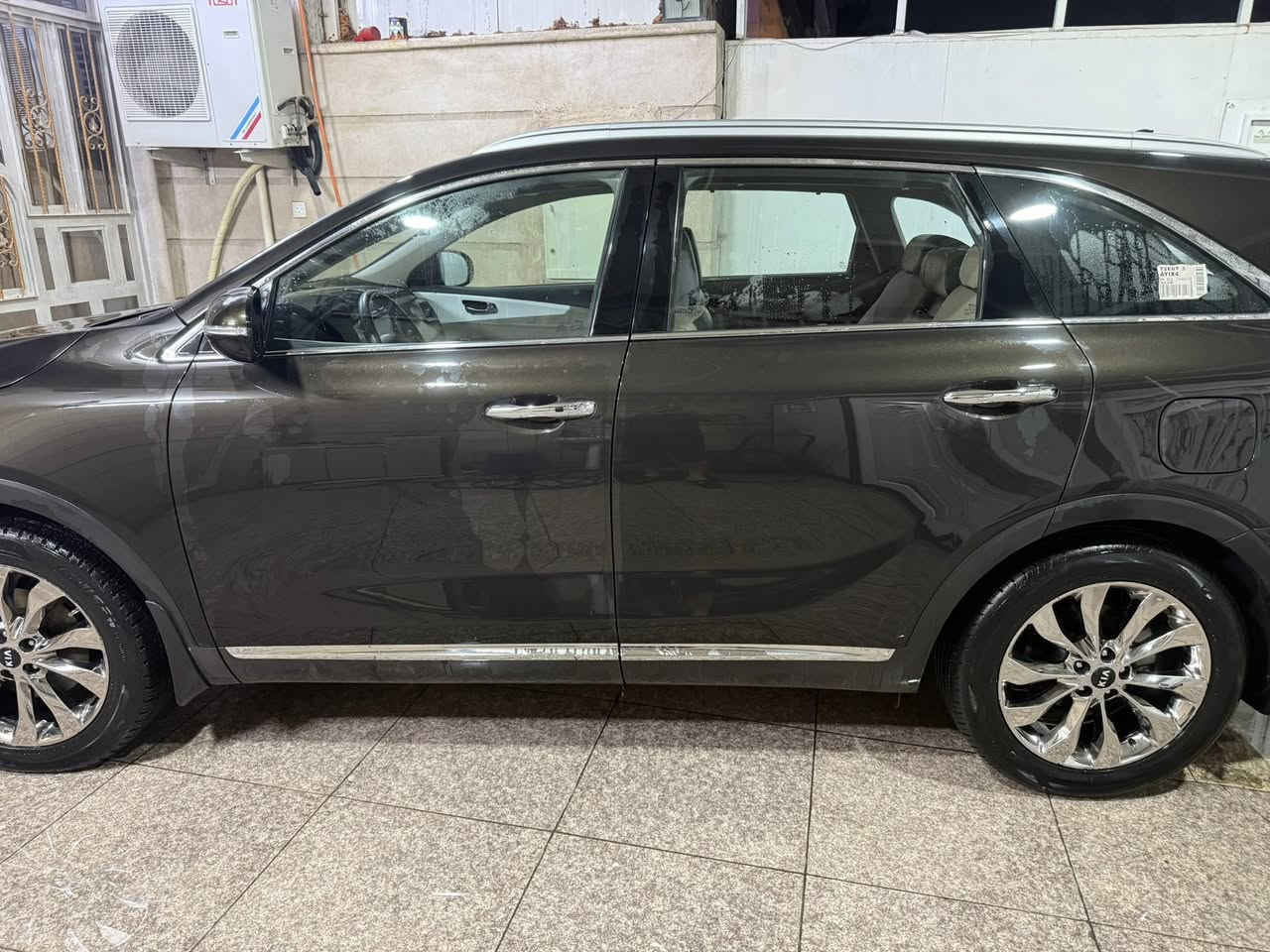 سورنتو 2020 خليجي لون جوزي 6 سلندر 7راكب فول عدا البنوراما مكفولة من الصبغ فقط بارد بالجنطه رقم بغداد بأسمي ماشيه 70 السعر 235  للاستفسار الاتصال ***********
