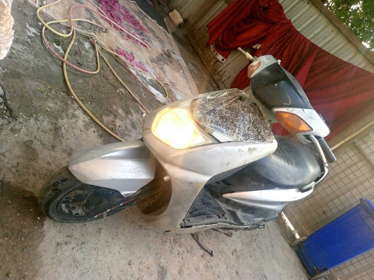 سلام عليكم دراجه سكنس ياباني لبيع شغاله نص نكره سلف وهندر وكهرباءيتها كلها شغاله  كامله وكفراتها بلاديه مهامه كلهاانضاف مختمه ومحركها بلادي نطيف مامفتوحه ابد بلاديه ناعمه حيل خرسه شلعه ومعدل خير من الله وتأيراتها جدد وكابريتر بلادي  مكاني بشارع فلسطين رقمي ***********متواجد وتساب ورصيد السعر 350 بيها مجال لشراي
