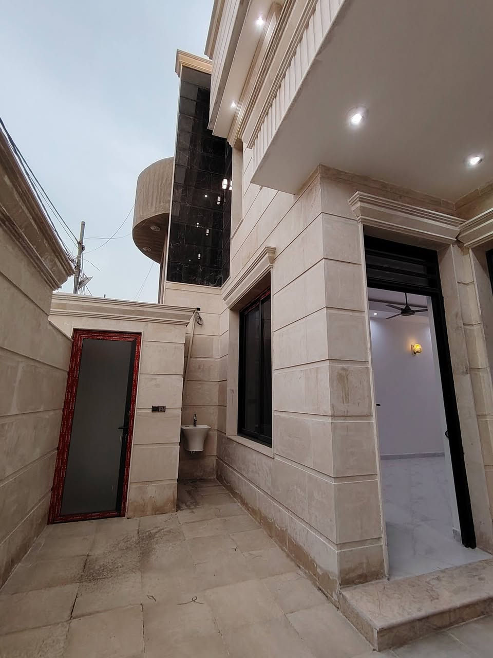 السلام عليكم 
يعلن مكتبنا عن بيع دار طابو صرف 
المساحة بالسند 135 متر واقعرحال 145م الواجة 7.5×19.20
الموقع حله حي الزهراء خلف اسواق ابو وليد 
البيت رفت صب طابوق جمهوري تصميم هندسي
الواجه مرمر 
تفاصيل غرفة نوم استقبال صاله مطبخ مجمع صحيات داخليه وخارجية 
الطابق الثاني غرفتين نوم ومجمع صحيات وهول  مع سطحين
للاستفسار 
اتصل بالارقام التاليه 
***********
***********
موقع المكتب حله نادر الاولى الشارع الرئيسي مقابيل دائره اتصالات بابل 
مكتب علي السلطاني للعقار 
4
