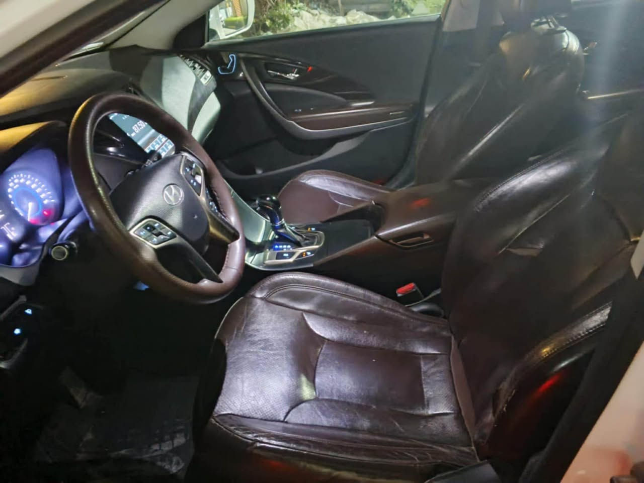 السلام عليكم
ازيرا 2014
رقم بغداد الدولي
 خليجي ماشية 151 
صبغ جنطة وبنيد مال فابلون 
فول موصفات للاخير
 بنراما بصمة بسمي السيارة
مكاني بغداد
الرقم📞 *********** بغداد, العراق
