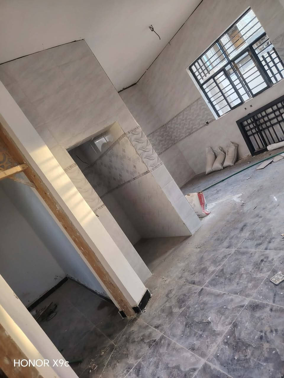 سلام عليكم بيت ١٠٠ طابقين يحتوي ٤ غرف واستقبال ومطبخ  بناء حديث مكان الراشديه ٧ نيسان ***********
