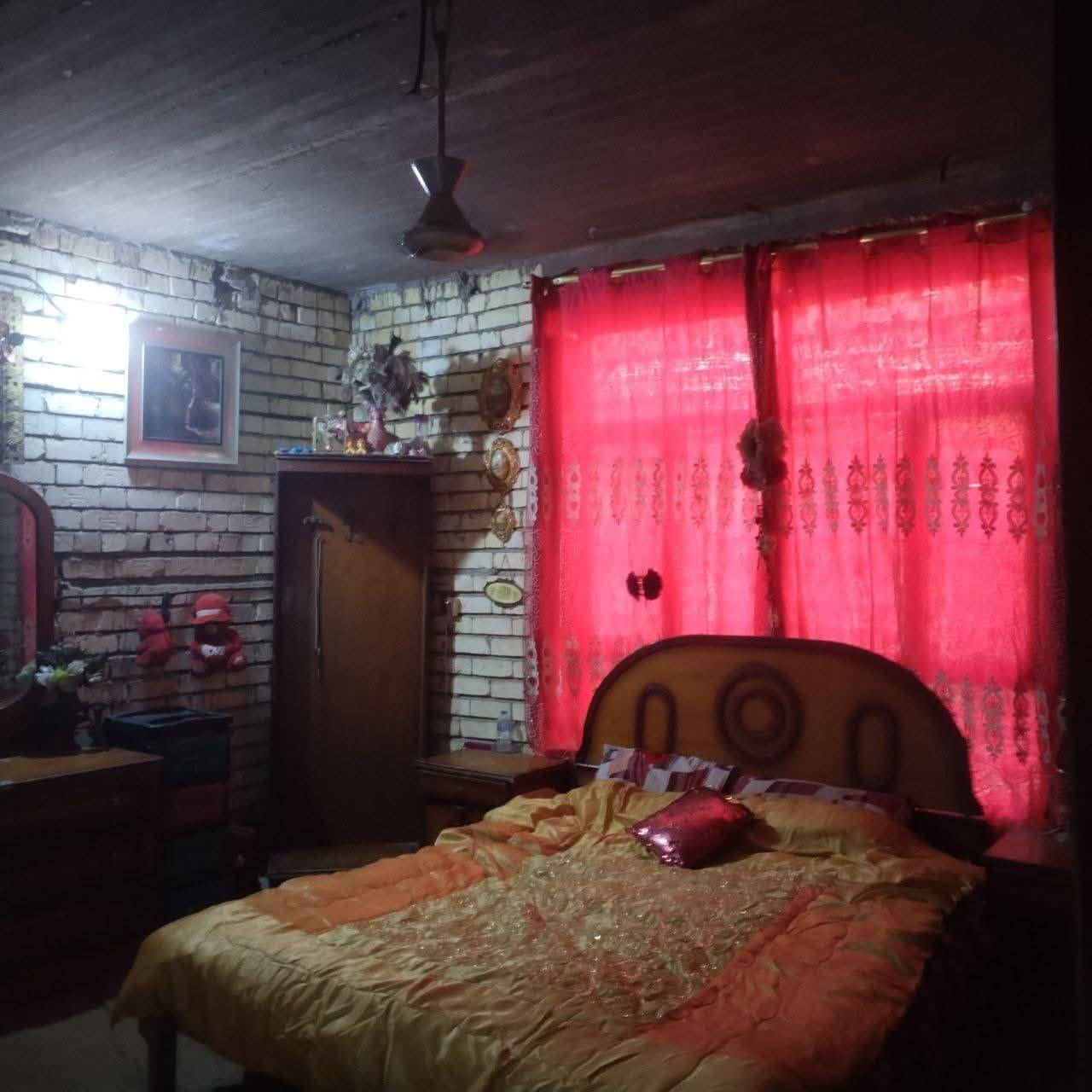 السلام عليكم بيت للبيع مساحة 150متر واجهة 8يحتوي على 4غرفة نوم وصالةومطبخ وخدمات  طابق الارضي كامل طابق الثاني نقصة ابياض وارضيات تستلم كامل موقع ممتاز شرطة الخامسة خلف افران الساعدي الاستفسار على هذا الرقم ***********
