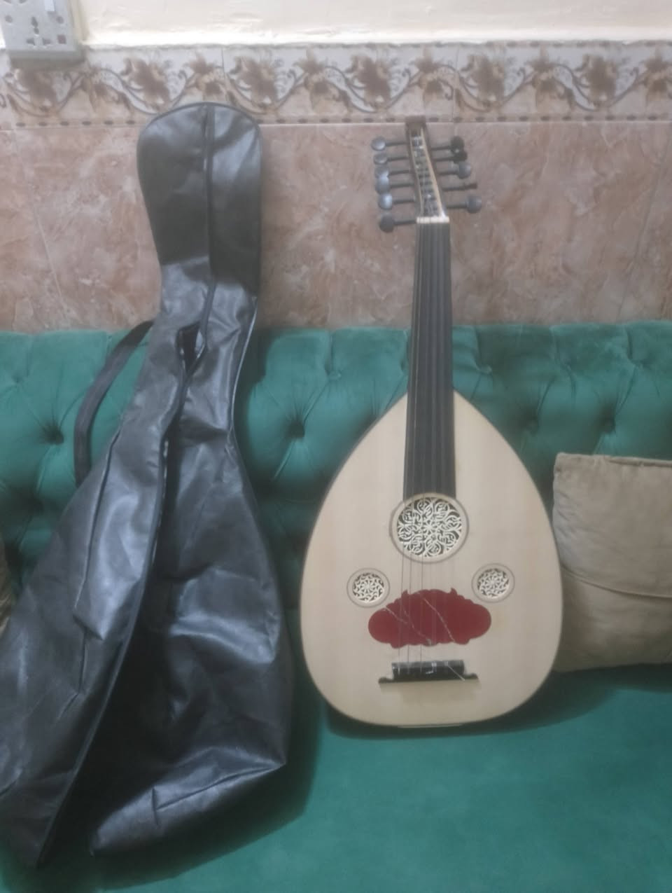 عود تركي للبيع مع حقيبة وريشه العنوان البصرة فقط لا يوجد توصيل فقط البصرة يحتاج فقط اوتار اشراي يتصل عليه السعر 100 قفل االشراي يتصل المو شراي لا يعلق بدون حراج هذا رقمي شراي اتصل عليه بيك خير وتدلل ***********
