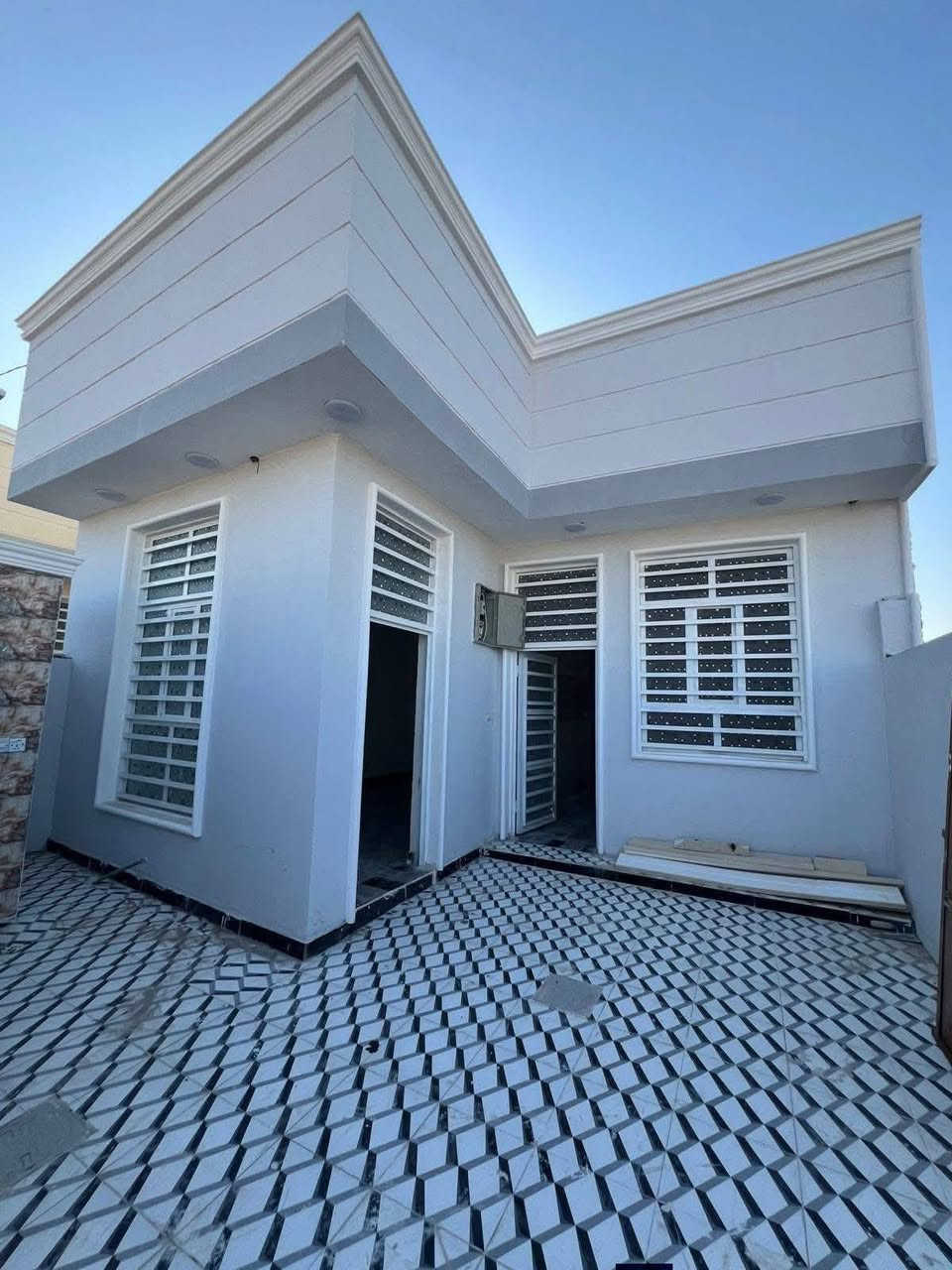 يا الله اليوم عندي عرض كلش مرتب
بيت 🏡 مساحه ١٥٠م على شارع عام 
يحتوي على ٢غرفه نوم 
وصاله وحمامات داخليه وخارجيه واستقبال 
وكراج شي مرتب بعد ستوه كامل على اخر حبه 
الموقع 
عرصات الحاج حيدر حجي هندي قرب مولده نصير حول الخصيمه الاستفسار اكثر الاتصال على الارقام التاليه 
***********
