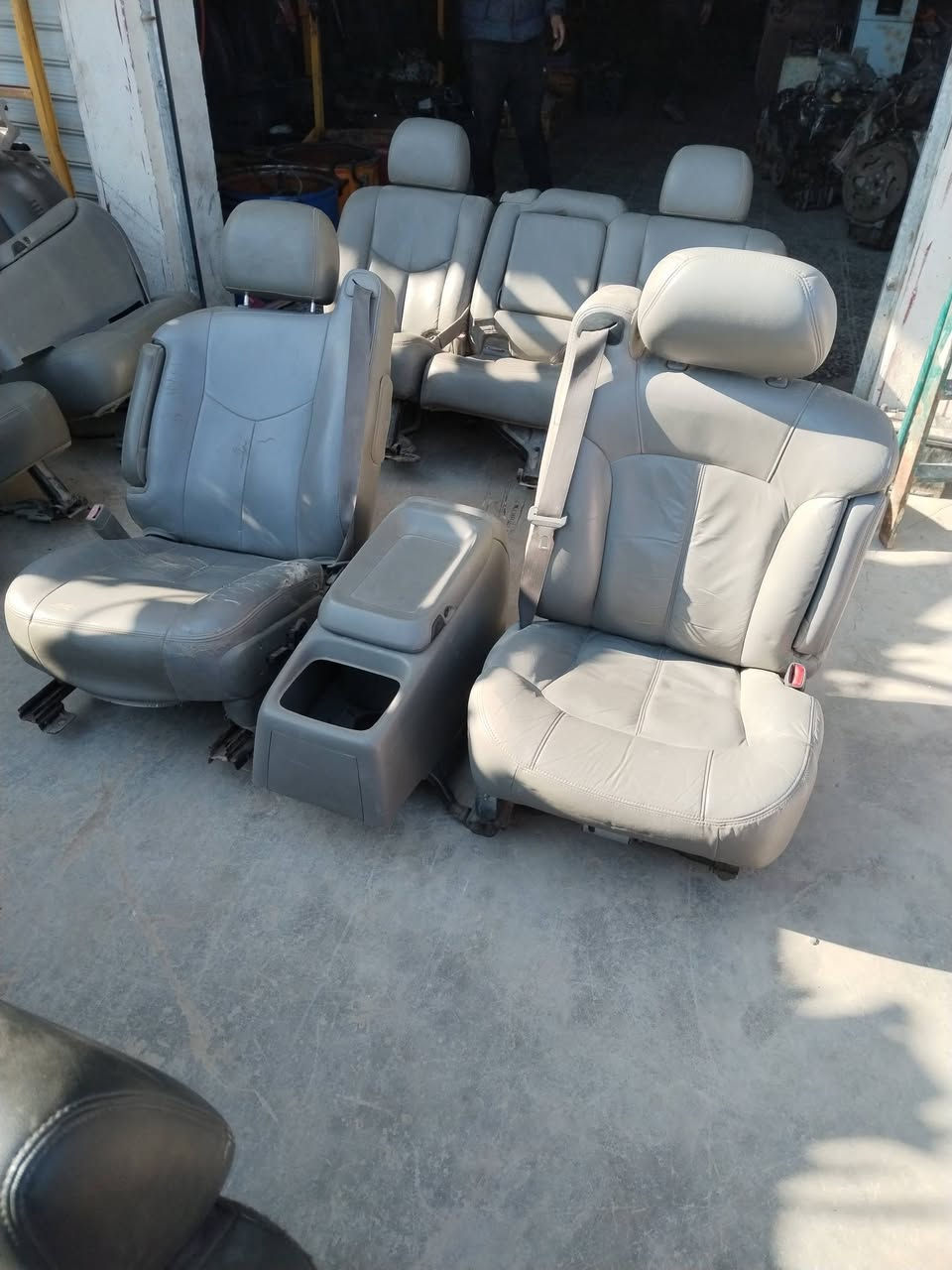 السلام عليكم مجمع الشمري يوفر لكم جميع قطع غيار تاهو يوكن جمس رقمي *********** تخم كراسي الكامل ب500 وبي مجال وزوج دواسات ب150
