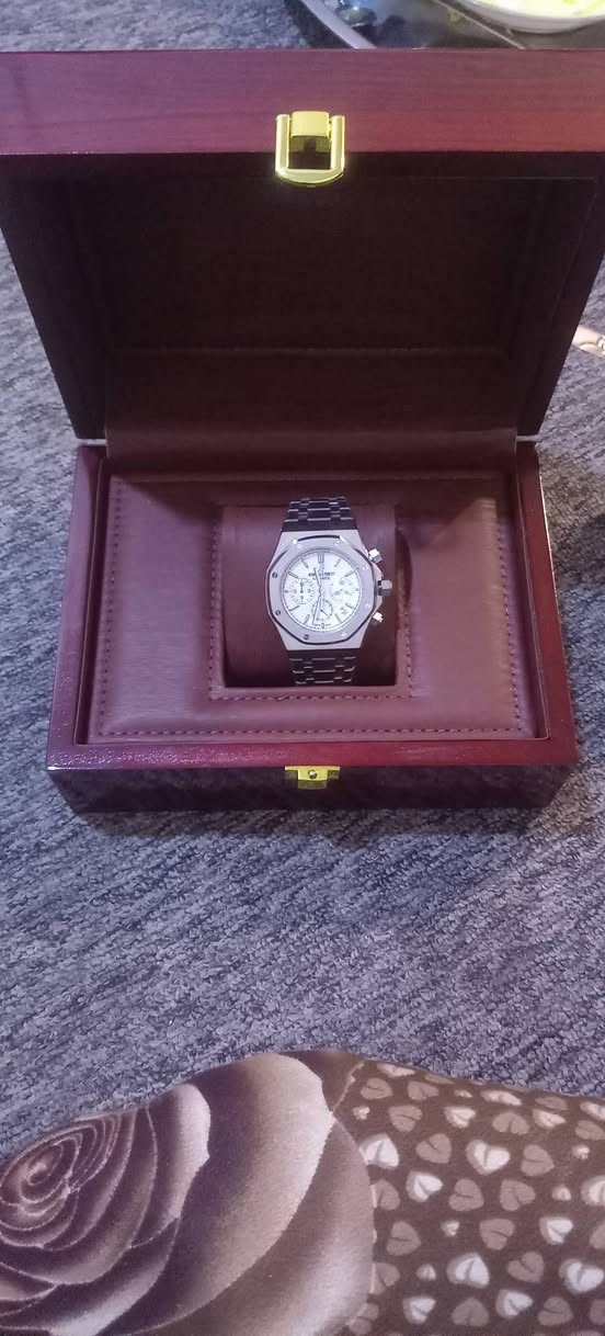 للراغبين *********** خوان سلام عليكم ورحمةالله وبركاته ساعه عالميه رويل سويسري شوف وكلب وشتري وانه خادم مزاد وزاد الله من زاد شوف يمك وصل الشراء والمبيعات وسعرها غير متواجد على الفيس راسلني وانه خادم
