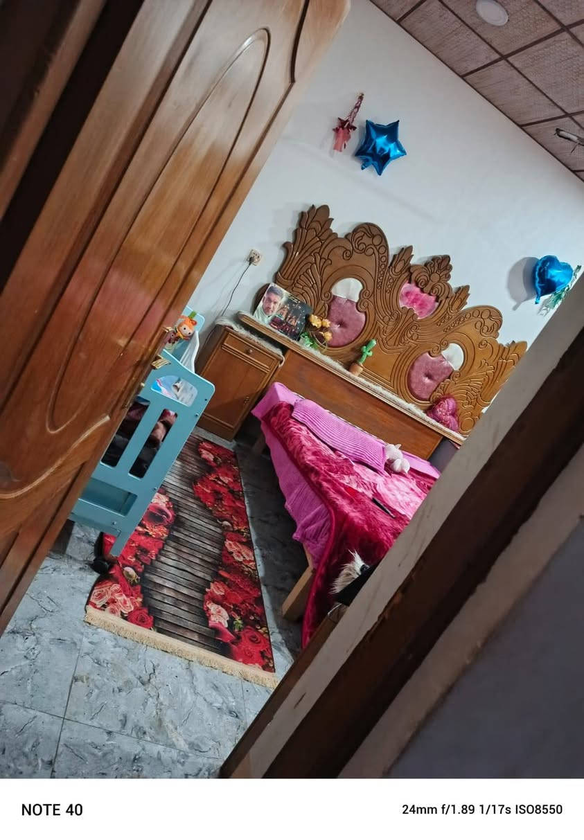 السلام عليكم بيت للبيع بحي النداء شارع المكاتب بل نهايه طابق ونص البيت قاصرين ويدور السعر 85وبيه مجال ***********
