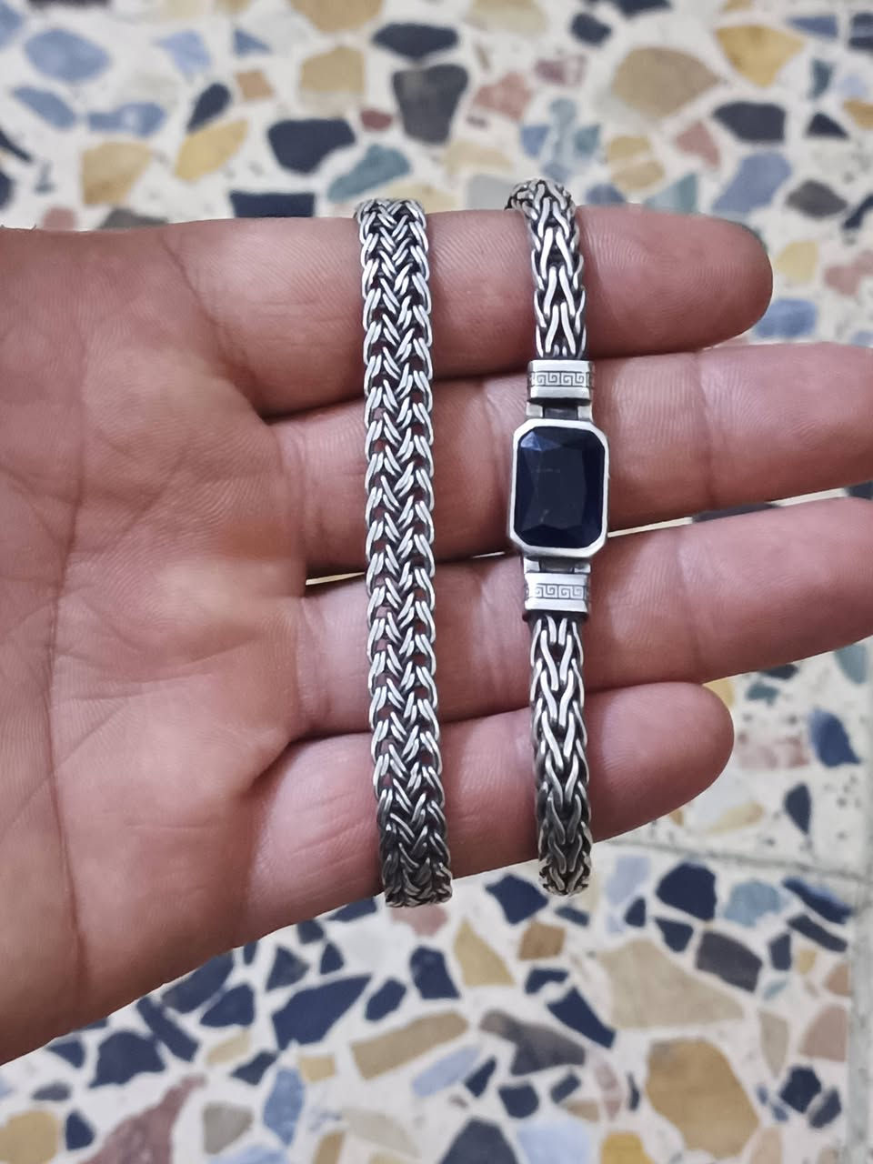 قطع جددمال محتاج زناجيل 2وسوارات2 للبيع توصل وياي خاص
***********
