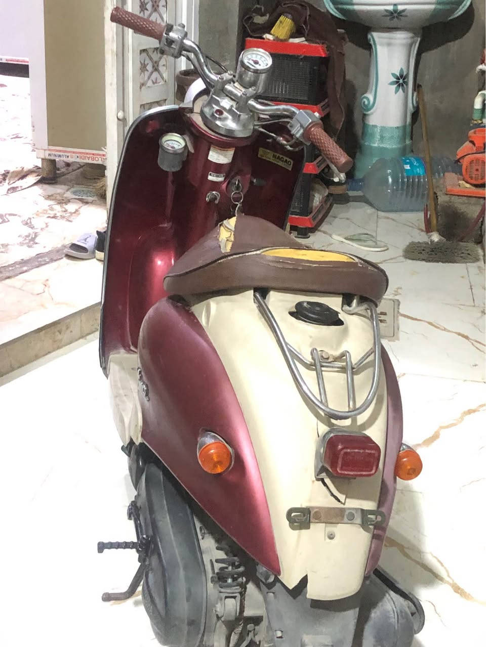 دراجه طالعه حاويه قفل اكسن استعمال شهر واحد و انتركت مكينه بلكارتون برغي ما مفتوح بيهه الدراجه كلهه بلاد عوزهه بس ترتيب لان متروكه 
السعر ٤٠٠ قفل وعلي مو سعرهه تفحصهه وتشوف بعينك 
*********** ناصرية, ذي قار
