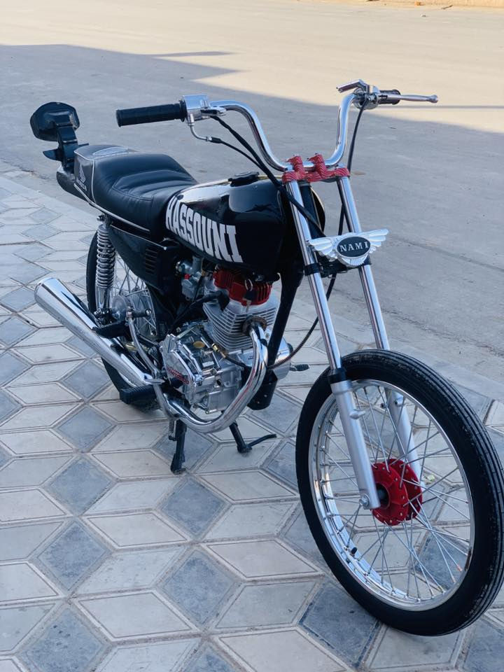 السلام عليكم دراجه للبيع مكينه تيربو صارله شهر من تعمرت اول تبديله دهن دراجه كفاله عامله كله اصلي 
فيلس مامفيلسه 
بدون اوراق كلك كلك مكفوله ومكاتبه عن سرقه جاهز 
السعر ٧٠٠ وبيه مجال حك جيه  العنوان دغاره للتصال  ***********
