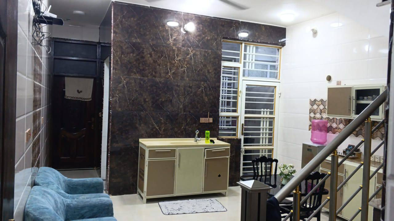 100م شارع 12 عميشه مدخل دلاليه محمد الاماره طابق طرمه استقبال مطبخ +هول مفتوح صحيات مطبخ حار بالترك غرفه +بيتونه متكامله مع حمام السطح كامل اشتايكر رقم العقار 8852 للاستفسار الاتصال ***********
