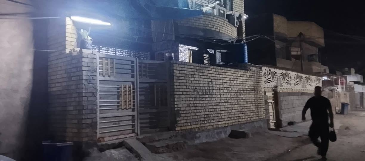 بيت للبيع منطقة الاستكشافات شارع الميه عله شارع التبليط وشارعين رئيسيات مساحه 120الاستفسار ***********

