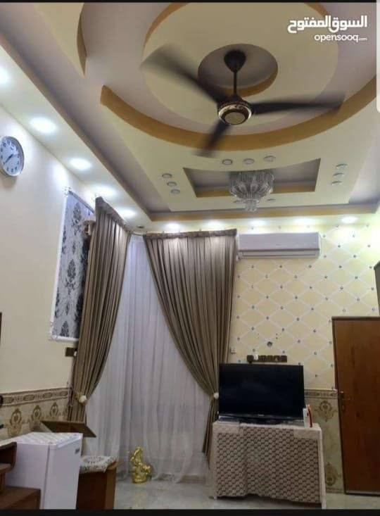 عرض بيت للبيع في البهادرية المساحة الكلية,525متر 
البناء 310متر والباقي حديقة وكراج 215متر 
السعر 225مليون عراقي قابل للتفاوض 
للاستفسار عقارت الحيدري 
موقع المكتب نهر خوز 
***********حسن أبو كيان
