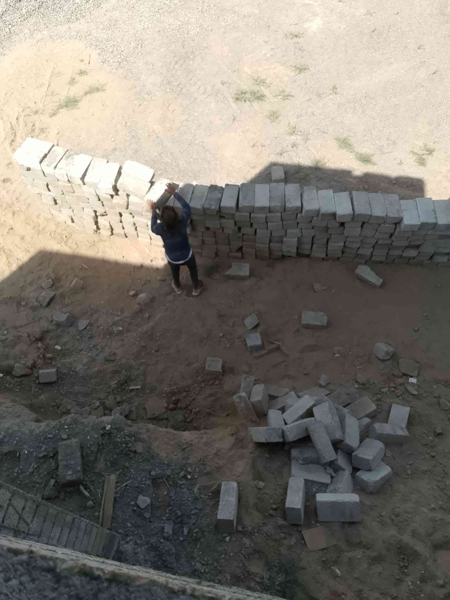 سلام عليكم
كادر عمل اي شقل نشتقل 
1فرش حجر 
2تصفير بيوت 
3تصعيد بلوك 
4تصعيد رمل 
5لبخ تكعيب 
6درز بيوت 
7تعديل تراب فوك تكعيبه 
8ندخل جص 
9تصفيط بلوك أساس تكعيبه 
10اذا معندك شقل اصلخنه بتعليق جزاك الله خير وهاذه رقمي ***********
