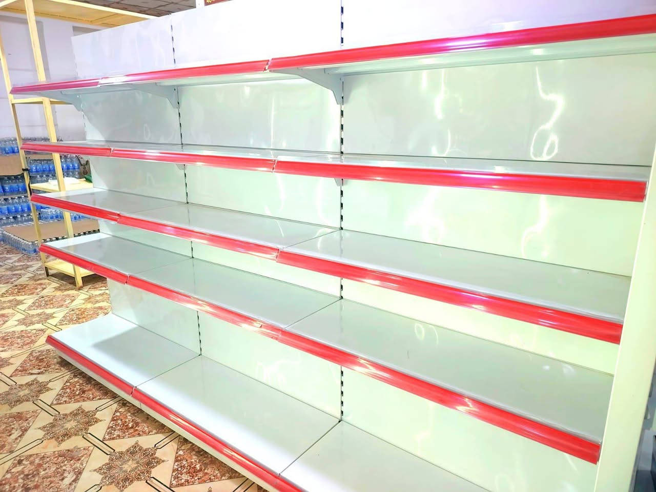 السلام عليكم متوفر عارضات ورفوف مستعملة اربعة اشهر فقط نضافه 100 بال 100 بيهن ضمان سنه  الاستفسار اتصل وادلل ***********
