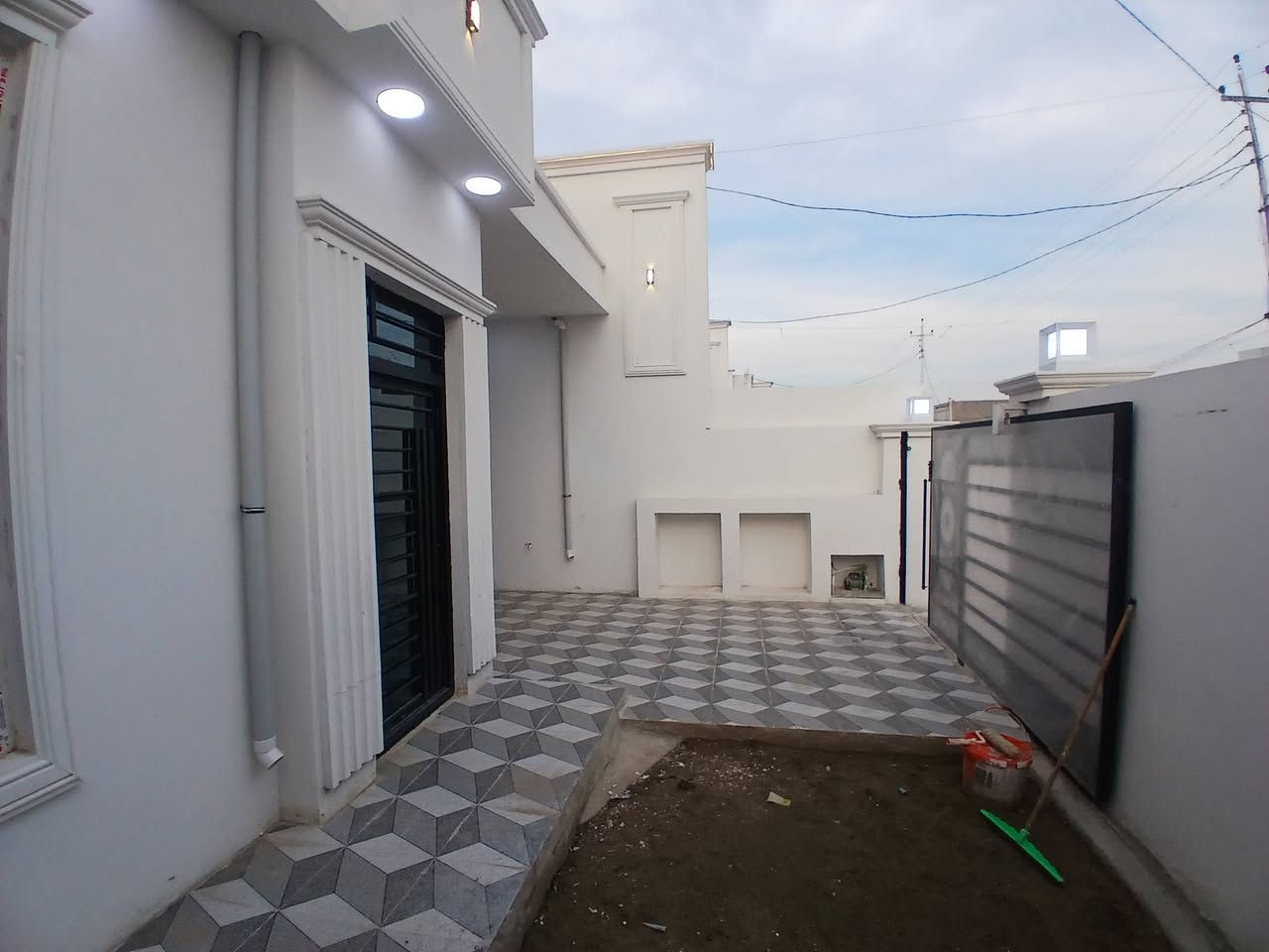 #سلام عليكم ورحمة الله وبركاته
#_للبيع_بيت  بناء حديث مساحة 190م

حي الفرسان مقابل جامعة تكريت  
فول مواصفات 
#_تبليط ماء كهرباء 

#_زراعي  فرع جامع الصابرين 

للأستفسار      ***********
