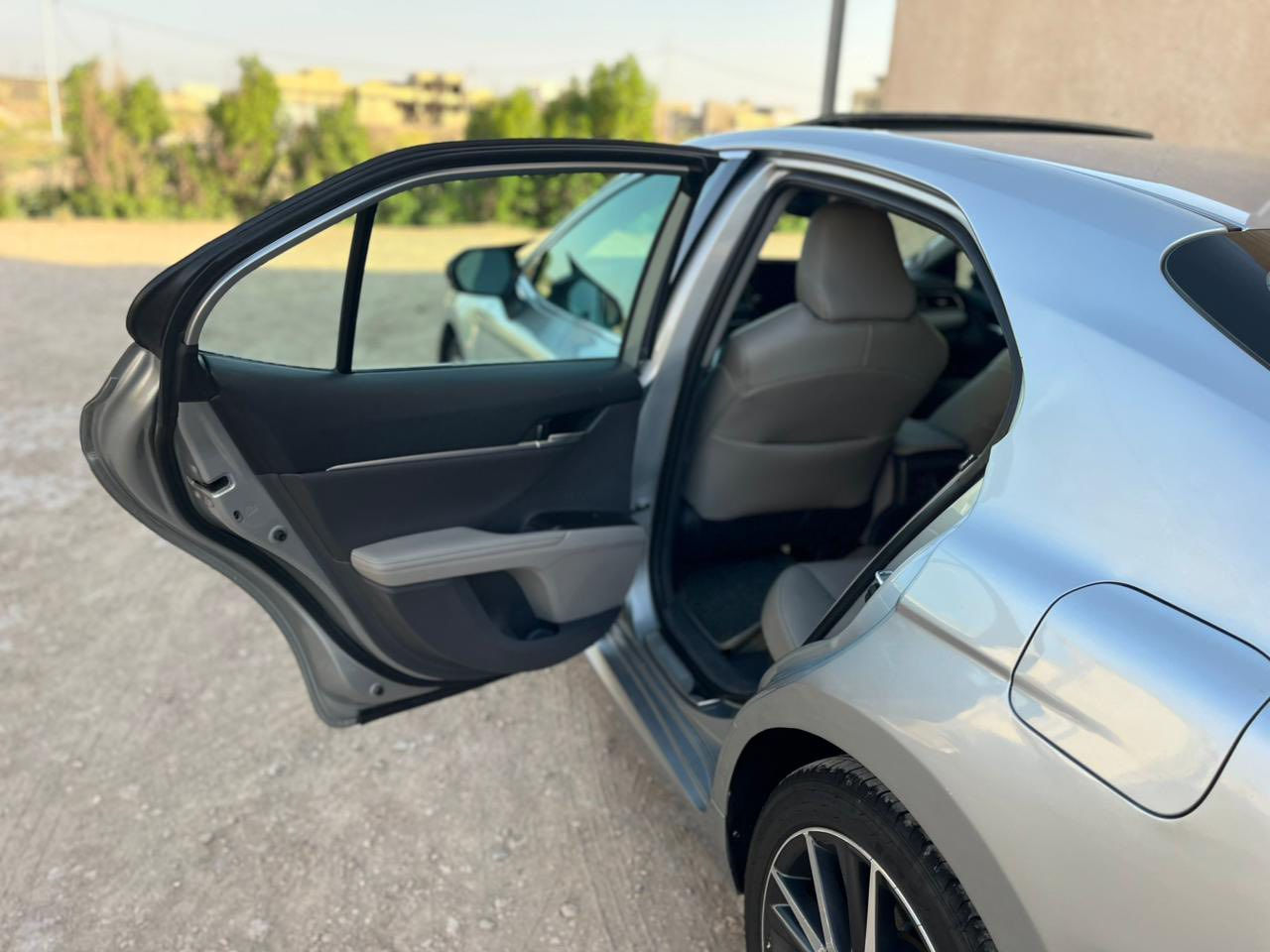 🚗 للبيع: تويوتا كامري XLE Hybrid موديل 2023
المواصفات:
• الموديل: 2023.
• الفئة: XLE Hybrid (فول مواصفات).
• الرقم: بغداد.
• اللون: فضي (سيلفر) مميز.
• الداخلية: جلد بيج، شاشة JBL الكبيرة، فتحة سقف، بصمة، رادارات، وباقي مواصفات الـ XLE المعروفة.
🛠️ حالة البودي والضرر:
• الضرر جاملغ خلفي فقط.
• الإيرباك سليم 100% (بدون إيرباك).
• السيارة بنظافة ممتازة جداً وشرط الفحص.
📍 المكان:
بغداد
💰 السعر:
220 ورقة ($22,000) - وبيها مجال طيب للشراي الجاد.
📞 للتواصل والاستفسار:
• اتصال: ***********
• واتساب: ***********
