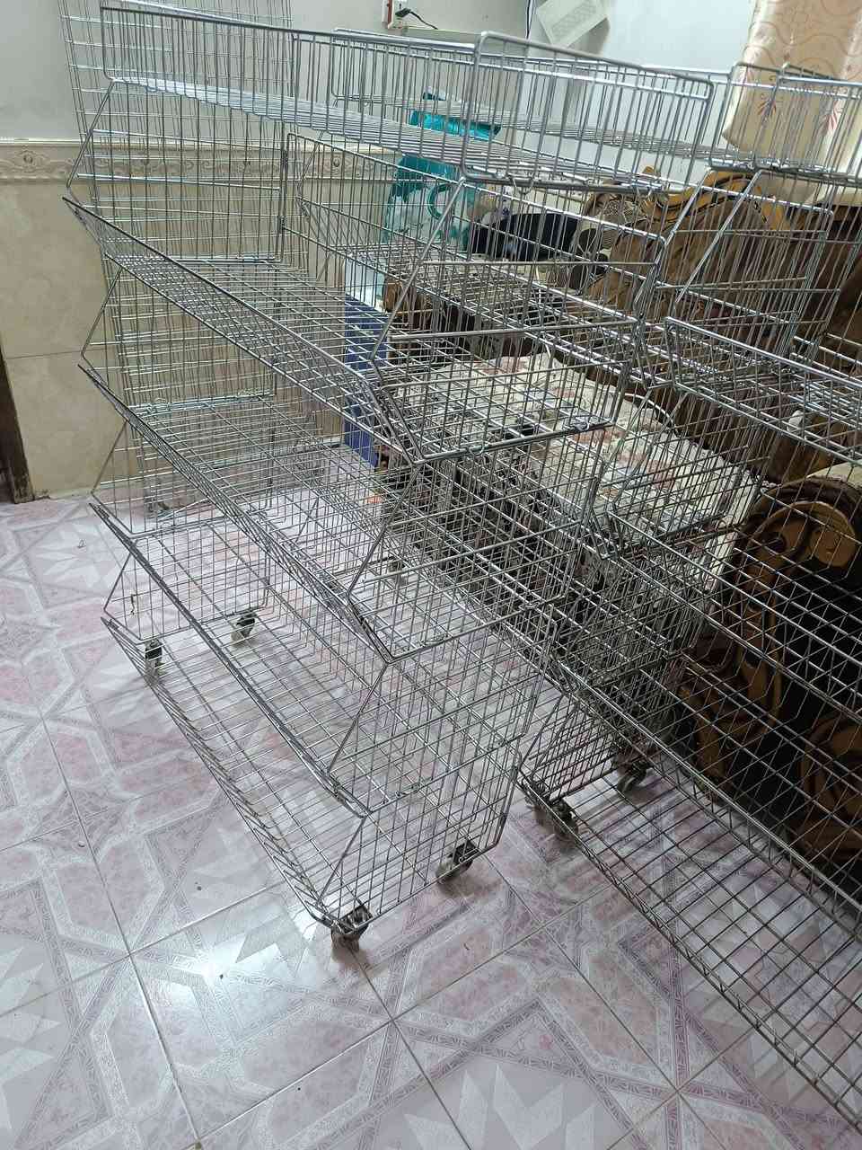 سلات للبيع + عارضة شالات 
نظيفات 
***********
