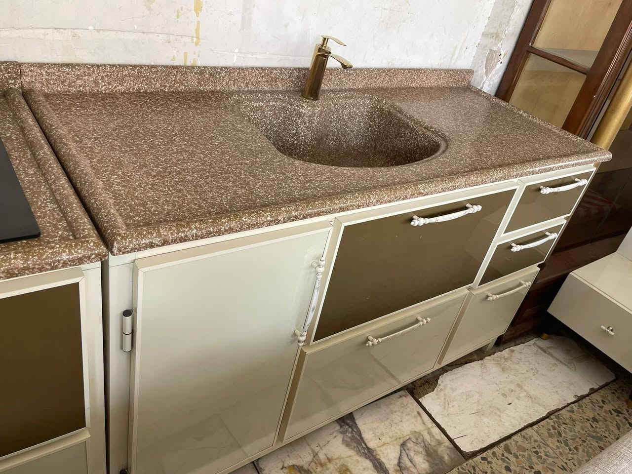 كاونتر كامل جديد ستعمال سبوع بسعر مناسب مستعجله عليه 
بسعر ٤٠٠ الف وإذا اكو عائله فقيره تأخذهم بهل سعر بعد احسن لتواصل ***********
