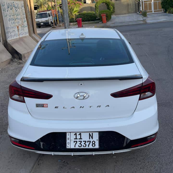 النترا موديل 2019 وارد كندي
 فول مواصفات بصمة وشاشة جبيرة
 وفتحة وكشنات والستيرن تدفئة 
ماشية 109 كيلو محركهة 2000 والكير at 
السيارة شادلهة عازل حراري كل الجامات 
رقم بغداد ب اسمي قبل شهر مجدد السنوية 
حادثهة خفيف كلش ممبدل بيهة ولا قطعة فقط البنيد بارد ويحتاجلة صبغ بي فابلون حاليآ يعني ممبدل وهنا باب العكس السايق يحتالهة بارد ومبينة بالصور وبيهة ايرباك ستيرن فقط

رقم صاحب سيارة ***********
بس ضيفلي عليهة اخر شي بيع او مراوس حسب القناعة
