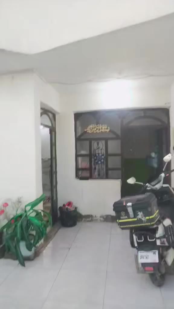 السلام عليكم بيت بدوانم خلف السكةبشارع ابودراج فرع الثاني مساحه ميت متر يحتوي استقبال وعرفت وحولي ومطبخ طابق الثاني غرفه النوم السعر٦٠ التصال ***********
