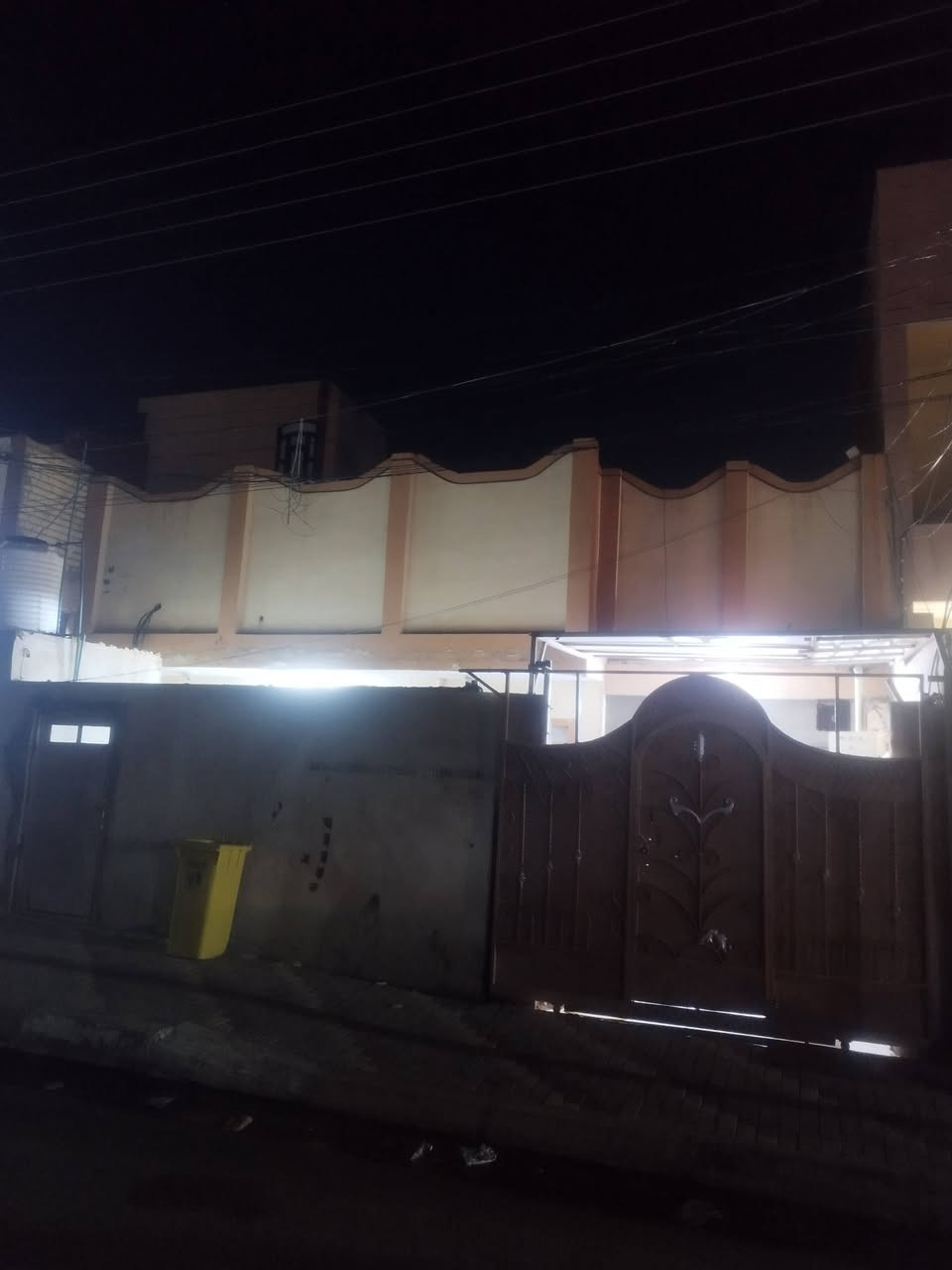 السعر بنهايه المنشور اقرو تفاصيل البيت 👇
.
السلام عليكم بيت طابو صرف طابوك اعكاده بيت ترميم جديد بي 3 غرف ثنين كبار وحده زغيره وبي صاله وبي صحيات عدد 2 وبي مطبخ وبي استقبال وبي طارمه جبيره ع طول وجه البيت 
اخوان موقع البيت بملحق القادسيه يم مدارس العميد السيدين الجدد مال الحر مقابيل حي المؤمنين المنطقه كدامكم شوارع تبليط ومقرنص وحديقه كدام البيت + على الشارع كلشي متوفر مدراس جامعات مدارس اهليه وحكوميه مستشفى التركي تبعد عنها كيلو واحد صيدليه ع الشارع مخابز اسواقات كلشي تردون مطاعم سوك كامل على الشارع وسيارات العتبه لي تاخذك للولايه تجي يمنه ع الشارع البيت صاير سابع بيت ع الشارع ولي يريد فيديو للبيت يراسلني....
اخوان سعر البيت 220 وبي مجال قليل 
رقمي ***********
يشتغل بي وتساب والخاص هم موجود
