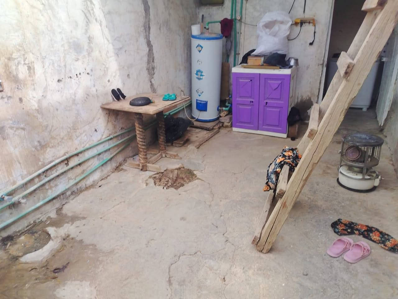 السلام عليكم بيت مسجل  بل الحرار الكابينات قرب الشارع يبعد عن شارع 8 امتار لبيع العرض ٨ ونزال ٣٠ يتكون من غرفه ٥×٤ ومطبخ ٥×٣ وهول ٧×٤ وحوش طوله ٢٠ متر بي مشتمل لبيت عوزه ملاحضات ولشراي يدلل ينتصل ***********.
