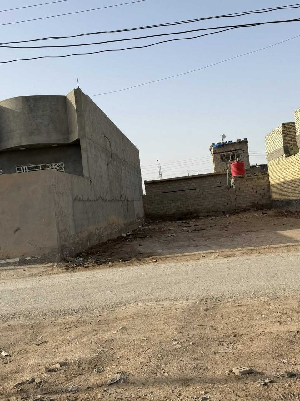 (سلام عليكم اللهم صلي علا محمد وآل محمد )مرخصت مدير الكروب بيت البيع العنوان مدخل النهروان قرب الصيطره شارع التارتار 3 فرع قريب عل شارع العام يتوفر كافه الخدمات مي كهرباء تبليط عله شارعين مفتوح البيت زراعي مساحه 230 معه قطعه ارض 230 يعني مجموع كلي 460 معه البيت بناء حديث صار سنه تقريب يتكون من غرفتين نوم 5في 5 الصاله 8في 4 المطبخ. 6 في 4 حمام داخلي حمام خارجي صحيات مطبخ حراري ستقبال 7 في 4 بيت جاهز بيت رفت حديقه بيه مثل ما موضح بل تصوير كهرباء خطين بيه بيت جاهز بس جيب غراضك وكعد او الف عافيه عل ياخذه السعر خاص الستفسار تصال عل رقم *********** بيه وتساب او بل خدمه
