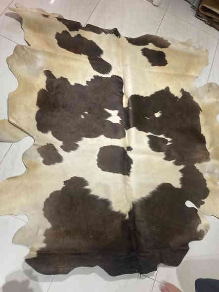 جادة جلد طبيعي 100% بحجم ممتاز وشكل أنيق جاهزة لتزيّن منزلك أو مكتبك!
📍 العنوان: بغداد – حي الجامعة – مقابل معمل بسكولاته
📞 للطلب والاستفسار: *********** / ***********
