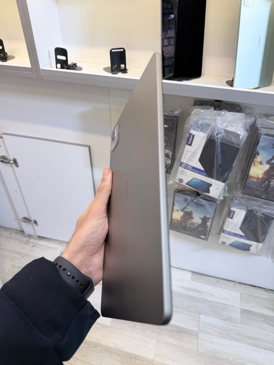 ئایپاد HONOR Pad X9a
زاکیرەی 128 گێگای ڕام ٨ کەپس بە زەمانی کرانەوە
شاشەی ١٢٠ هێرتزە و پاتری 8300 شتێکی هەتا بڵێی جوان و خاوێن
نرخی ١٤٠ دۆلارە گەیاندن هەیە ناونیشان:- هەولێر قەڵاتی نوێ
مۆبایلی هاوکار :- 📱*********** أربيل, العراق
